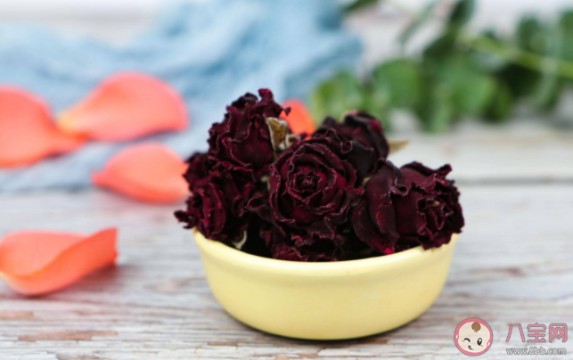 红玫瑰与白玫瑰效果有什么不同 玫瑰花怎么正确冲泡 红玫瑰与白玫瑰效果有什么不同 玫瑰花怎么正确冲泡