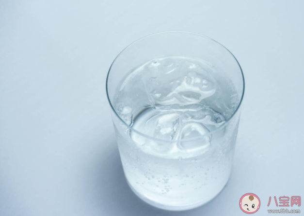 喝冰镇饮料真的会导致肾虚吗 为什么有的人喝完冰水会拉肚子 喝冰镇饮料真的会导致肾虚吗 为什么有的人喝完冰水会拉肚子