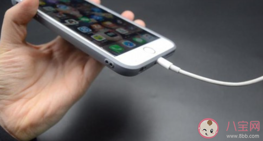 边充电边玩手机电源插口起火烧家 为什么不能边充电边玩手机