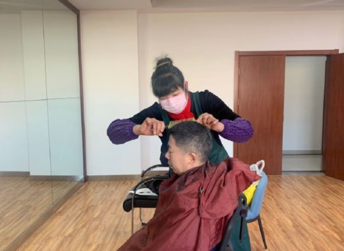 疫情头发长了朋友圈说说 疫情期间剪不了头发的说说