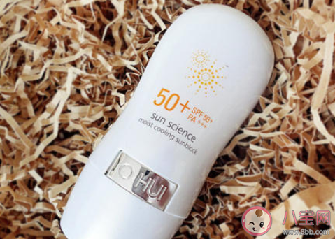 防晒喷雾喷到嘴唇上了怎么办 防晒喷雾该怎么喷