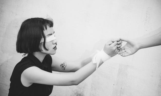 过度依赖型恋爱有什么表现 如何摆脱过度依赖型恋爱 过度依赖型恋爱有什么表现 如何摆脱过度依赖型恋爱