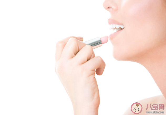 嘴唇干燥要多涂润唇膏吗 润唇膏哪些成分不推荐