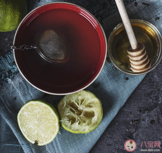 什么时候喝柠檬蜂蜜水最解酒 酒后喝柠檬蜂蜜水有什么好处