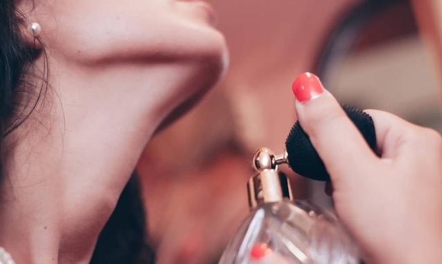 如何喷香水让味道更持久留香时间长 不同场景喷香水技巧 如何喷香水让味道更持久留香时间长 不同场景喷香水技巧