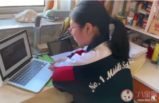 学生穿校服老师着正装上网课是怎么回事 学生穿校服老师着正装上网课怎么看 学生穿校服老师着正装上网课是怎么回事 学生穿校服老师着正装上网课怎么看