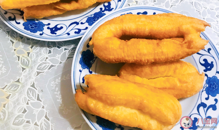 炸油条的朋友圈说说 在家炸油条发什么说说