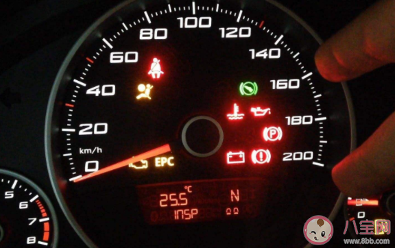 汽车加完油油灯还亮咋回事 加满油后为什么发动机灯会亮 汽车加完油油灯还亮咋回事 加满油后为什么发动机灯会亮