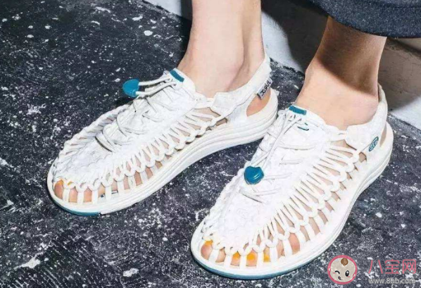 夏季凉鞋变臭了怎么办 为什么你的脚穿凉鞋会变臭 夏季凉鞋变臭了怎么办 为什么你的脚穿凉鞋会变臭