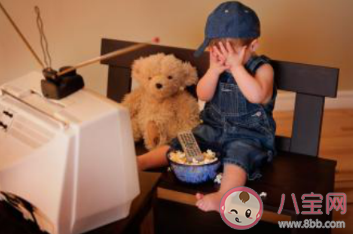 偷看电视时爸妈回来了什么体验 小时候偷偷看电视玩电脑是什么样的感受