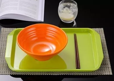 什么类型的餐具不建议孩子使用 给宝宝选择餐具要注意什么