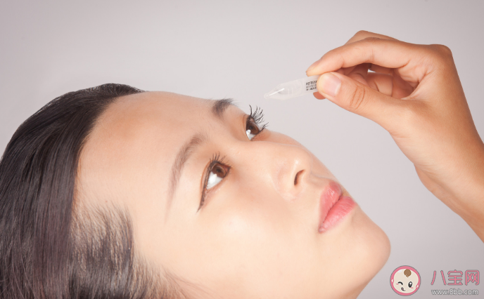眼药水可以直接滴在眼球上吗 滴眼药水的正确做法是什么