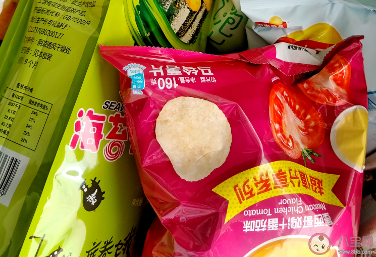 看电视吃薯片发朋友圈说说 一边吃薯片一边看电视的说说句子