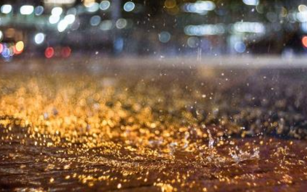 下大雨全身淋湿的说说 狂风暴雨被淋湿一身的句子