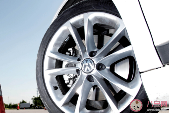 汽车右后车轮漏油是怎么回事 汽车后车轮漏油是什么原因