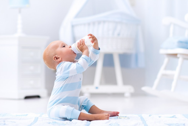 宝宝吃奶的时候不认自己的奶瓶怎么办 要怎么让宝宝吃奶瓶