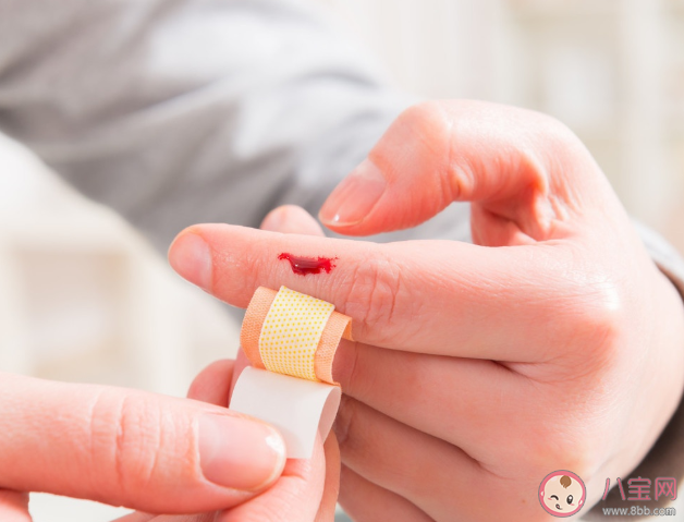 蚂蚁庄园4月26日答案：用创可贴包扎伤口时是缠得越紧越好吗 