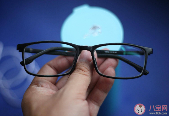 眼镜盒里的眼镜布是干什么的 眼镜镜片怎么擦拭干净