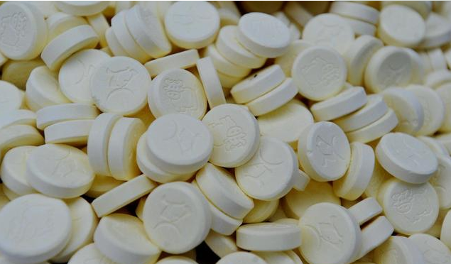 小孩多大可以吃奶片 奶片和牛奶营养价值一样吗