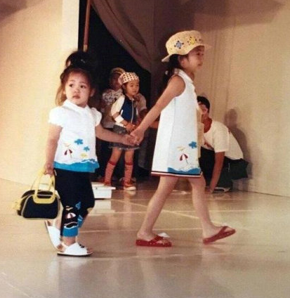 欧阳娜娜小时候什么样子 欧阳娜娜三岁走秀图