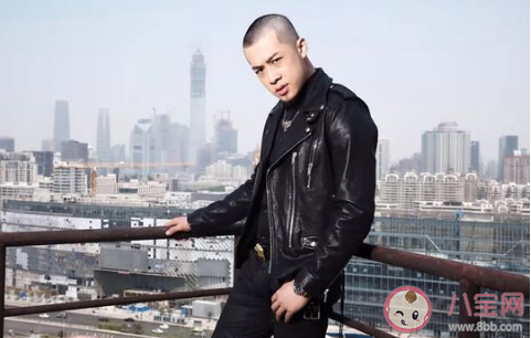 上了年纪的男人不得不有的稳重是什么歌 《上了年纪的男人》在线听歌歌词介绍