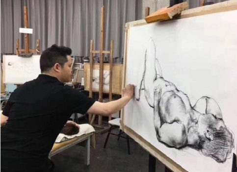 美术院校示范人体写生引争议 人体写生到底该不该存在课堂