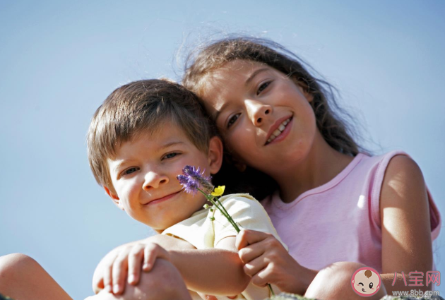 姐姐就该让着弟弟吗 如何平衡姐姐和弟弟的关系 姐姐就该让着弟弟吗 如何平衡姐姐和弟弟的关系