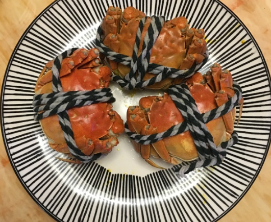 吃螃蟹发朋友圈的说说 吃螃蟹心情说说配图