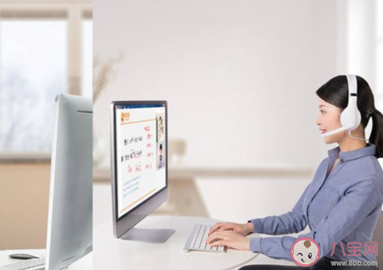 学生穿校服老师着正装上网课是怎么回事 学生穿校服老师着正装上网课怎么看 学生穿校服老师着正装上网课是怎么回事 学生穿校服老师着正装上网课怎么看