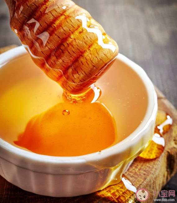 什么时候喝柠檬蜂蜜水最解酒 酒后喝柠檬蜂蜜水有什么好处