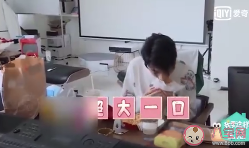 秦霄贤汉堡只吃一口是怎么回事 秦霄贤汉堡只吃一口是为了减肥么