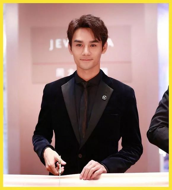 显微镜女孩是什么意思  显微镜女孩是什么梗