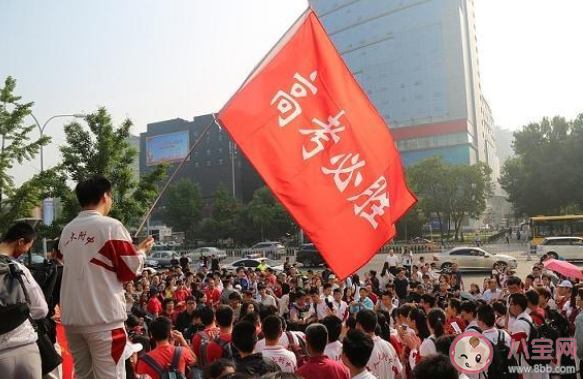 家长送孩子高考穿什么衣服寓意好 家长送孩子高考该怎么穿