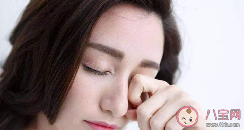 嘴唇发黑正常吗 嘴唇发黑是不是因口红没卸干净