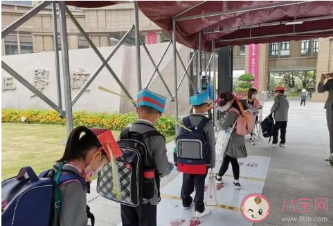 因为爱你保持一米是什么意思 因为爱你保持一米梗的出处是什么