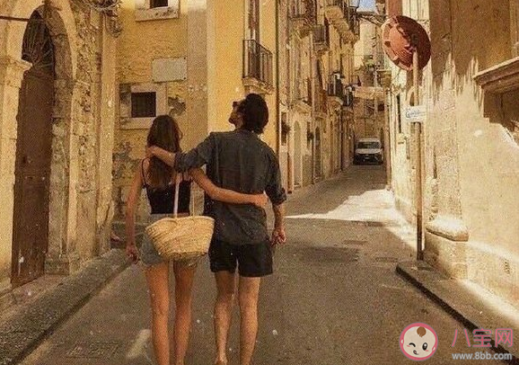 情侣之间应不应该谈钱 情侣之间谈钱会伤感情吗