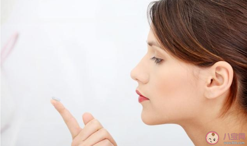 第一次戴隐形眼镜有什么技巧方法 第一次戴隐形眼镜要注意什么