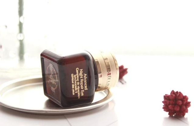 雅诗兰黛眼霜怎么辨别真假 雅诗兰黛眼霜真假鉴别方法 雅诗兰黛眼霜怎么辨别真假 雅诗兰黛眼霜真假鉴别方法