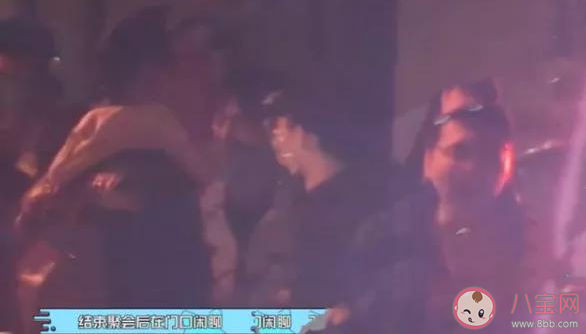 搂肩亲吻的普通朋友是什么意思什么梗 网络用语普通朋友的出处是什么 搂肩亲吻的普通朋友是什么意思什么梗 网络用语普通朋友的出处是什么