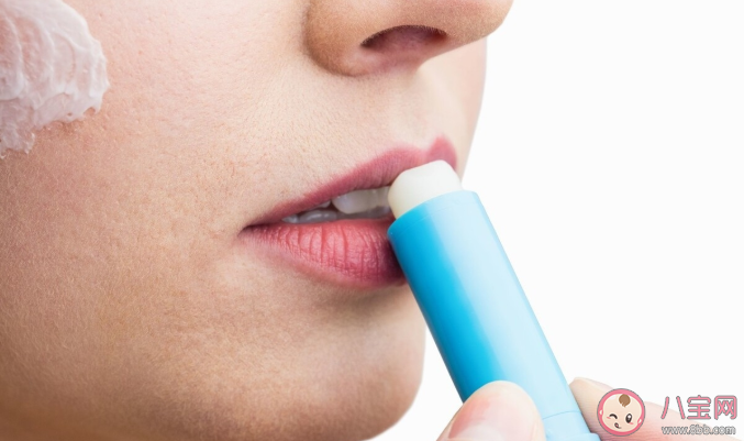 嘴唇干燥要多涂润唇膏吗 润唇膏哪些成分不推荐