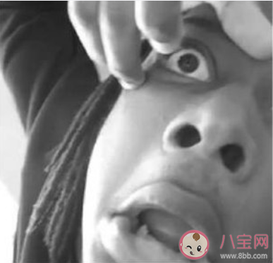 首次戴隐形眼镜的你是什么感受 戴隐形眼镜要注意些什么