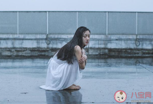 下雨天没带伞的心情经典句子 下雨天没带伞的说说朋友圈