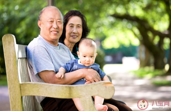 请老人带孩子要不要给钱 老人带孩子怎么给钱比较合适