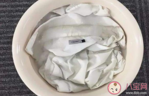 淘米水能洗白衣服吗 白衣服上的污渍怎么处理 淘米水能洗白衣服吗 白衣服上的污渍怎么处理