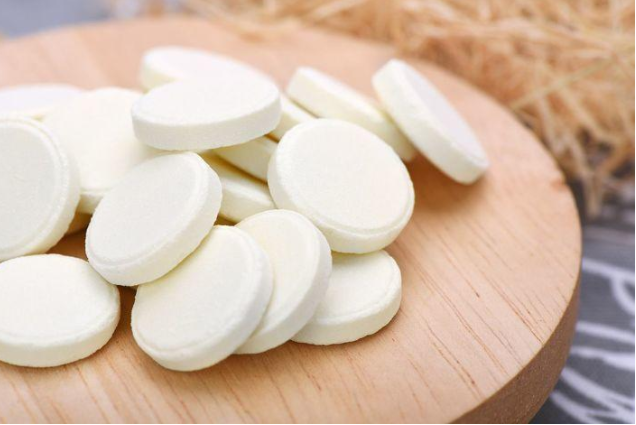 小孩多大可以吃奶片 奶片和牛奶营养价值一样吗