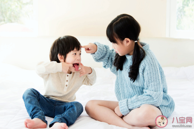 姐姐就该让着弟弟吗 如何平衡姐姐和弟弟的关系 姐姐就该让着弟弟吗 如何平衡姐姐和弟弟的关系