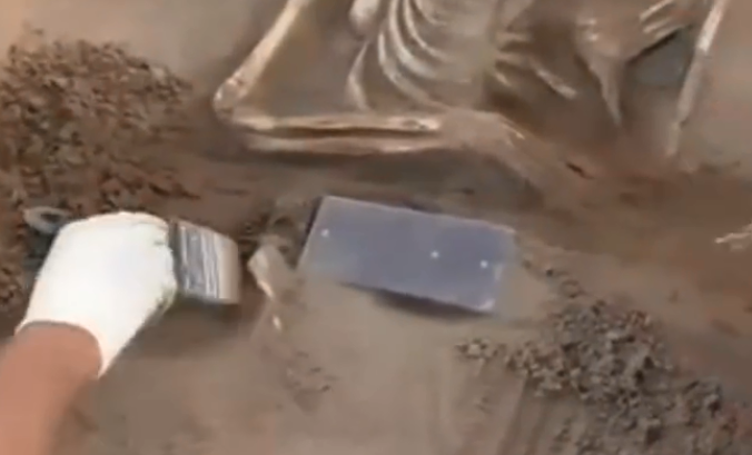 2100年前古墓发现像iPhone文物是什么情况 古墓发现像iPhone文物是什么东西 2100年前古墓发现像iPhone文物是什么情况 古墓发现像iPhone文物是什么东西