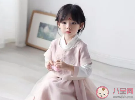 抖音别的女孩全都笑颜如花歌曲叫什么名字  别的女孩都别的女孩全都笑颜如花歌词