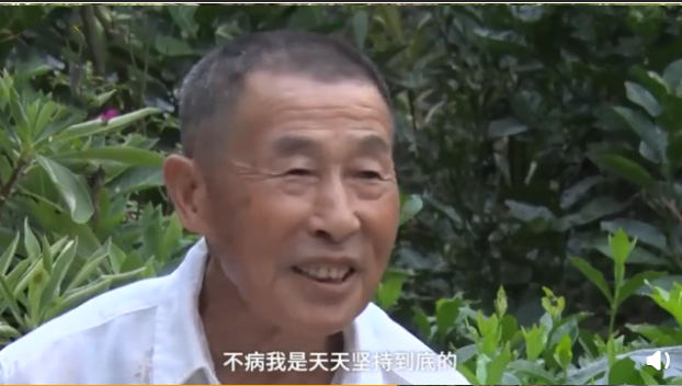 老人守墓十年陪亡妻生死不弃 老人十年墓边守候亡妻风雨相伴