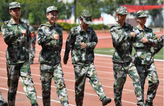 军训教官被带成顺拐的爆笑瞬间 军训时有哪些有趣的事情 军训教官被带成顺拐的爆笑瞬间 军训时有哪些有趣的事情